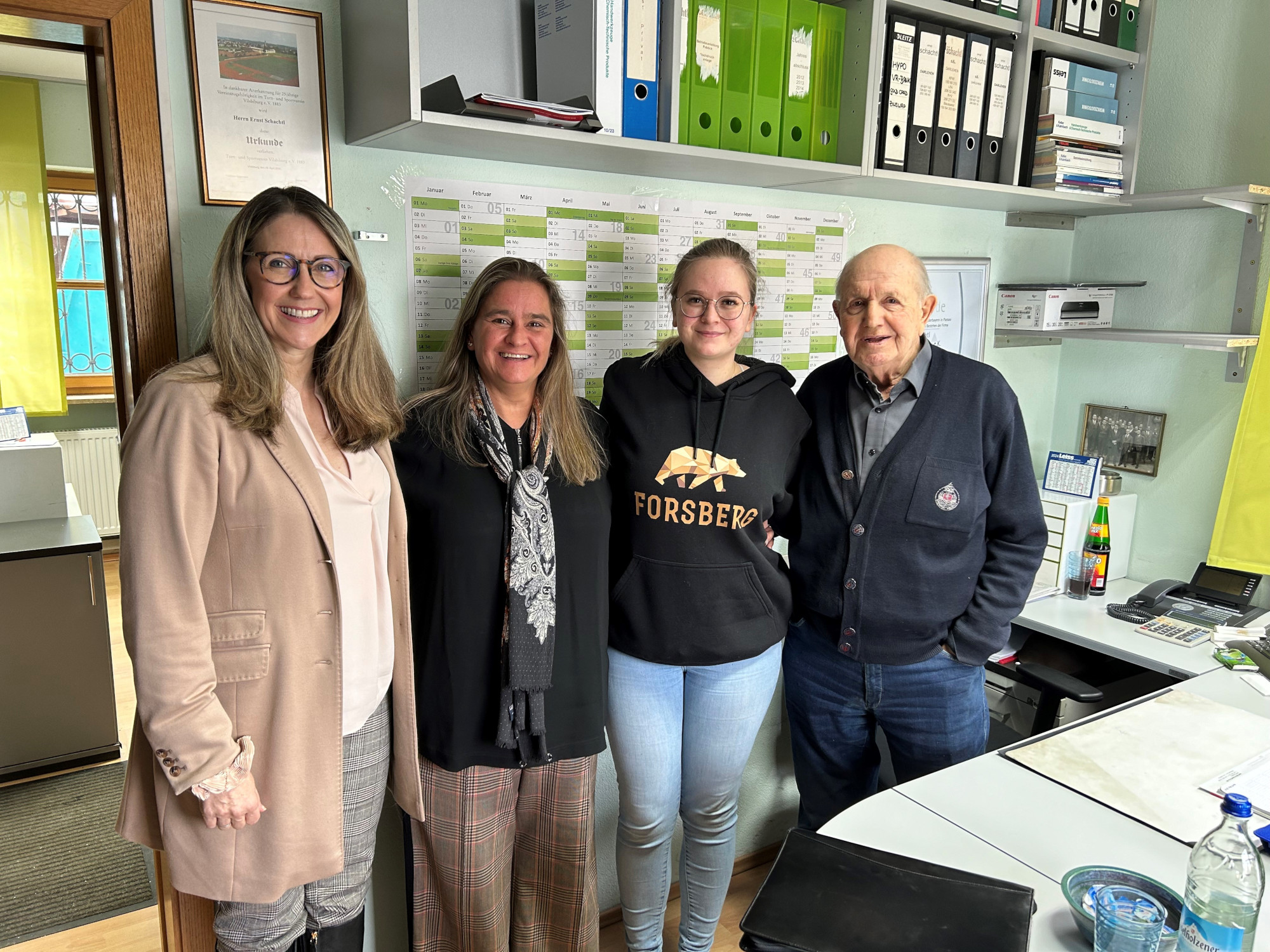 1. Bgm. Sibylle Entwistle zu Besuch bei der Fa. Ernst Schachtl - Experte für Gitterboxen und KLT-Behälterreinigung 1. Bgm. Sibylle Entwistle, Firmenchefin Monika Schachtl, Tochter Karin Schachtl, Seniorchef Ernst Schachtl
